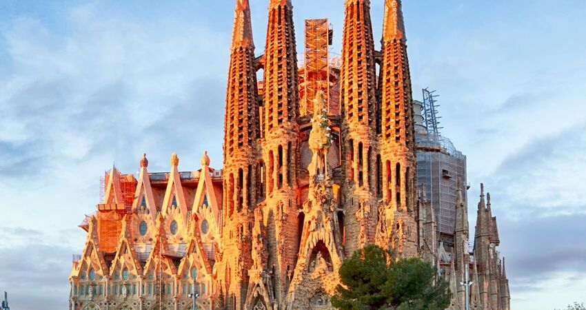 23 Nisan Özel İzmir`den Direkt Hareket Görkemli Barselona ve Mimari Harikalar